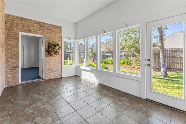 Photo - Spacious 4 bedroom 2 bath home with pool in Emerald Forest