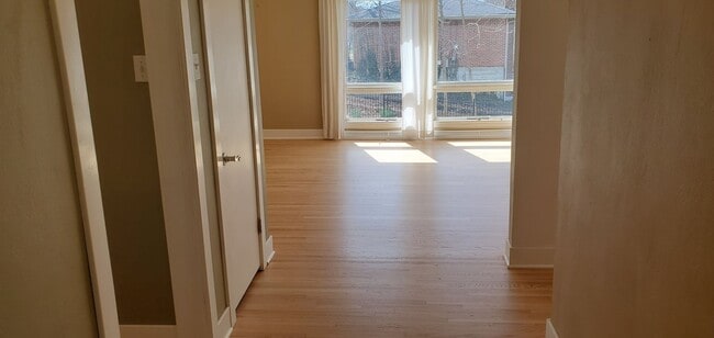 Photo - 4 bd, 2 ba, old SW Columbia, corner lot, great shape, fenced, hardwoods, W/D