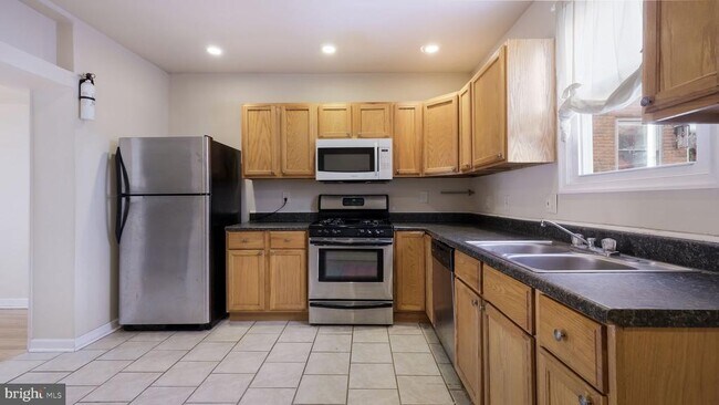 Photo - 731 Carpenter St
