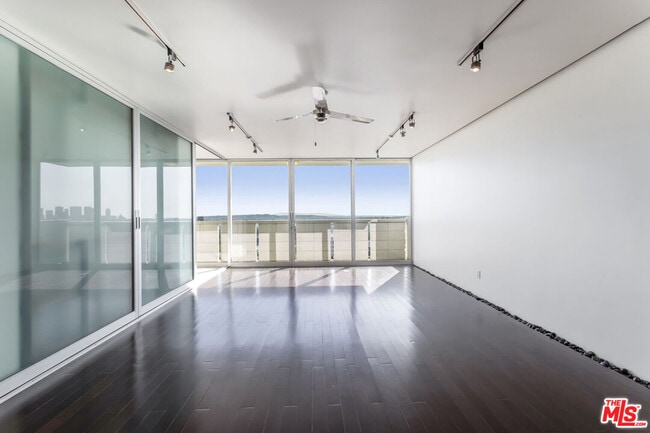 Building Photo - 8787 Shoreham Dr Unit 610