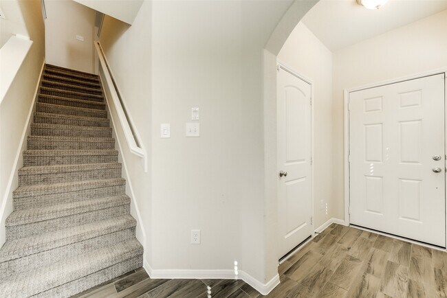 Photo - 8407 Hawthorn Vly Ln