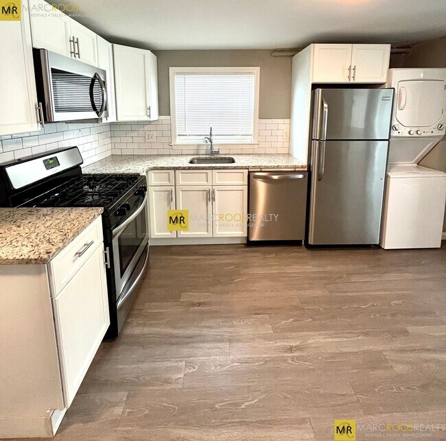 Building Photo - 211 Maverick St Unit 1 Rental