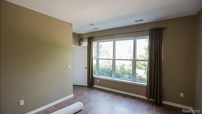 Photo - 76 W Bethune St