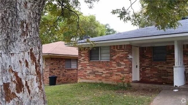 Building Photo - 3 Bedroom 1 bath Duplex! Rental