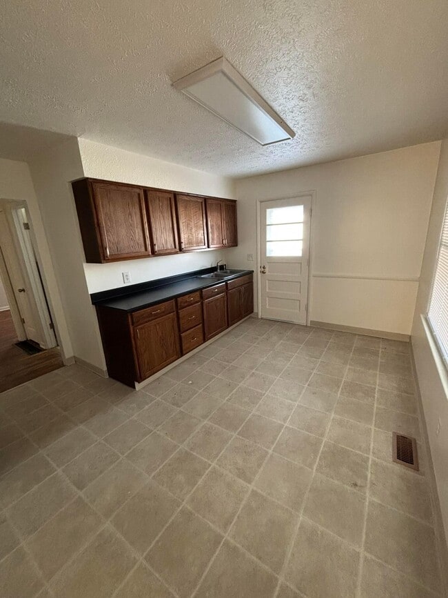 Photo - 1573 Courtright Rd