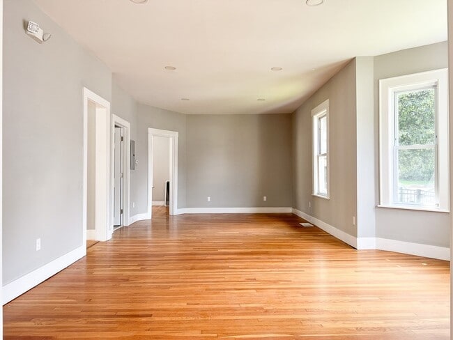 Photo - 642 Moody St