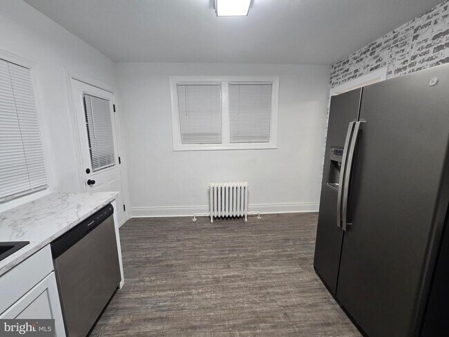 Photo - 4444 Fleming St