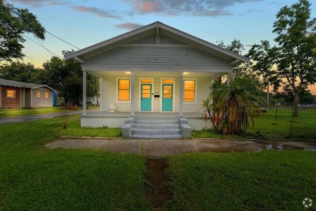 Building Photo - 2402 E 10th Ave Rental