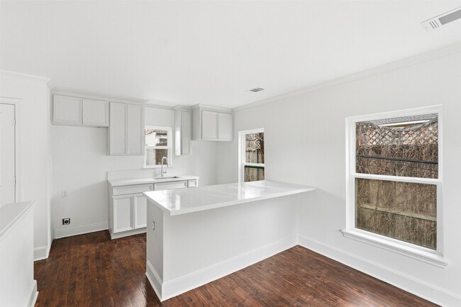 Photo - 612 W Alabama St