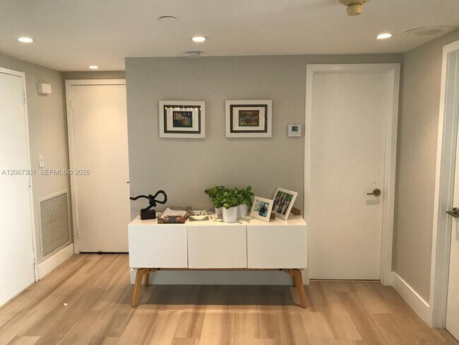 Building Photo - 11113 Biscayne Blvd Unit 1955