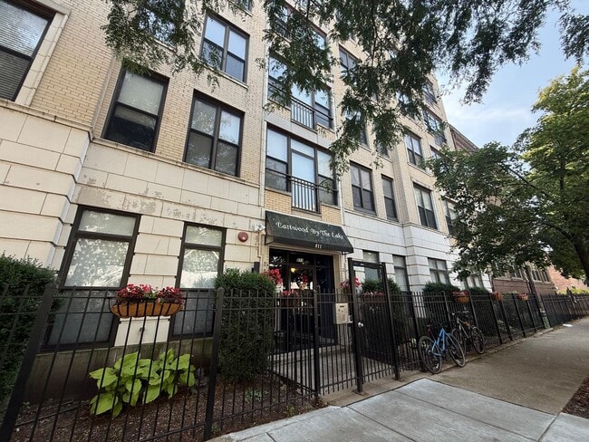 Building Photo - Great 1 Bedroom/1 Bath Great Location Close to Lake!