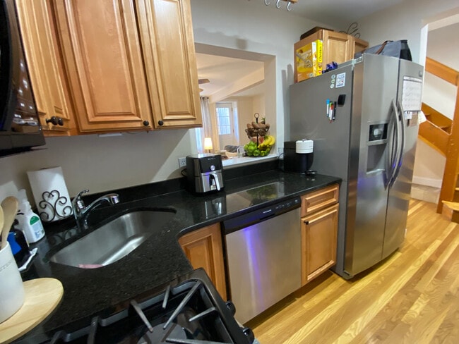Photo - 470 E 3rd St