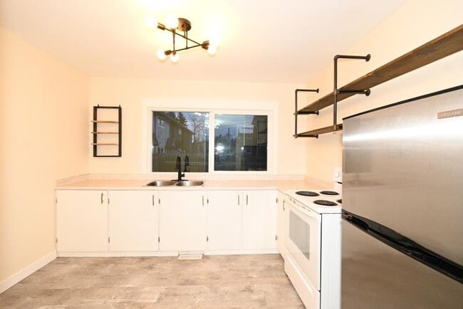 Building Photo - 4 bedroom in Prince George BC V2L 2V7