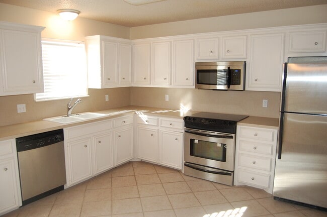 Photo - Great Updated 3/2/1 - Easy Access to Loop 289