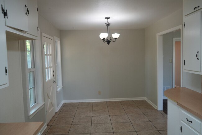 Photo - 3008 47th St