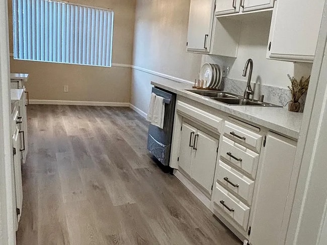 Photo - 220 E Live Oak St Unidad 19