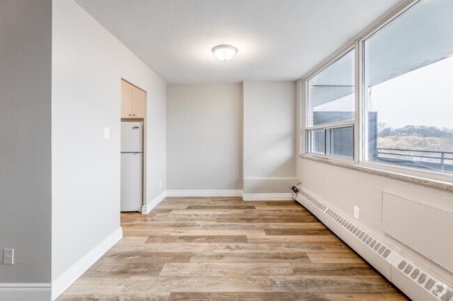 2BR, 1BA - 823 SF - Salle à manger - 890 Jane St
