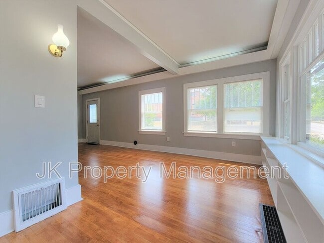 Photo - 301 25th St N