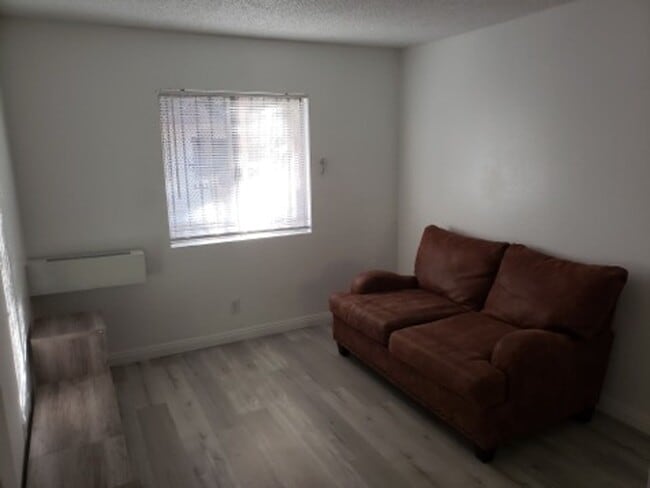 Photo - 1 Bedroom 1 Bath   Tropciana & Eastern Area