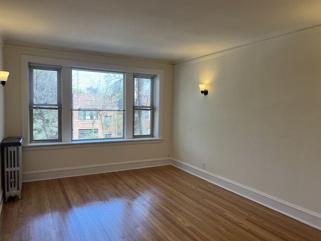 Building Photo - 2047-2049 W Berwyn Ave Rental