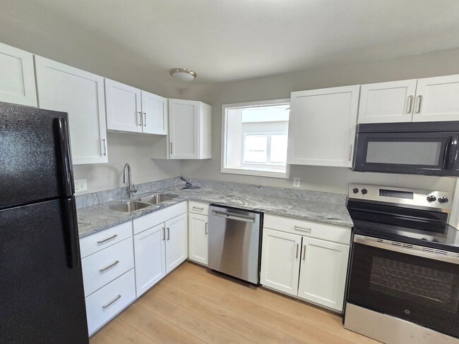 Photo - Newly Renovated 3 Bedroom Home – Modern Co...