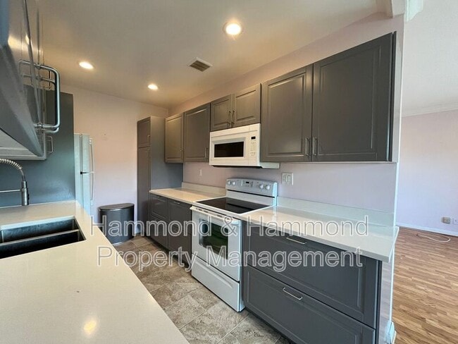 Photo - 5400 Newcastle Ave Unidad #43