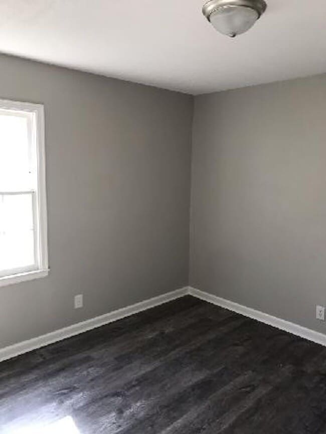 3br 1.5 bath, NEWLY RENOVATED! Garage, fen... - 3br 1.5 bath, NEWLY RENOVATED! Garage, fen... House