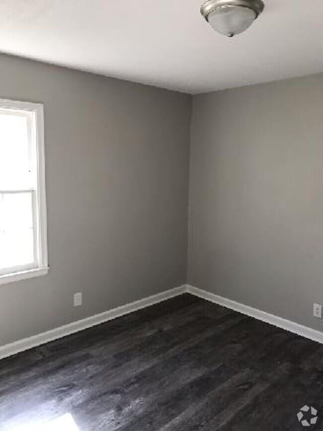 Building Photo - 3br 1.5 bath, NEWLY RENOVATED! Garage, fen... Rental