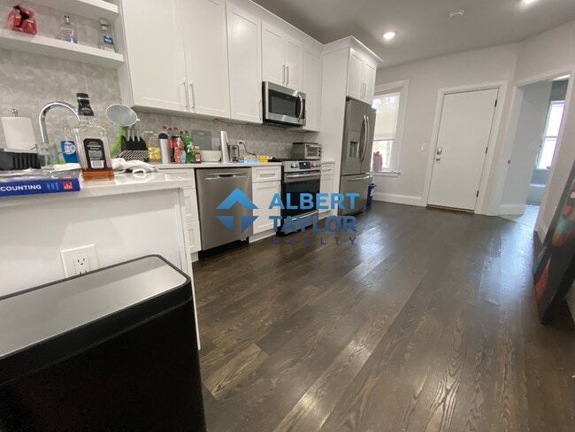 Building Photo - 9 Strathmore Rd Unit 3