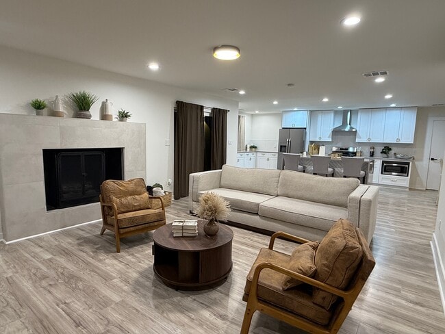 2101 Vanderbilt Ln