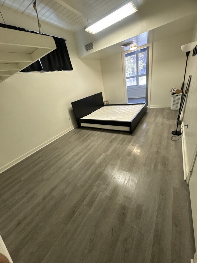 Photo - 547 Gayley Ave