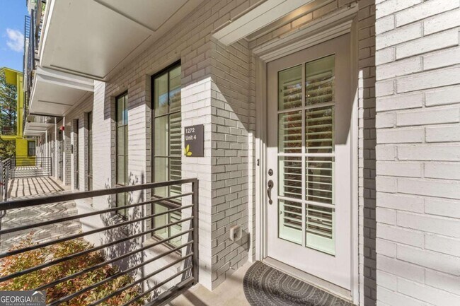 Photo - 1272 Longreen Ter NW