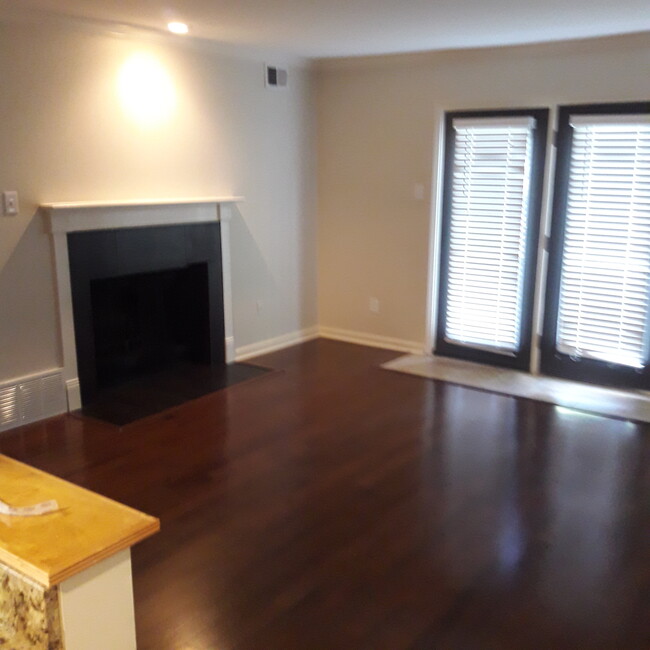 Fireplace - 1809 Adair Bridge Cv Unidad 1 Rental