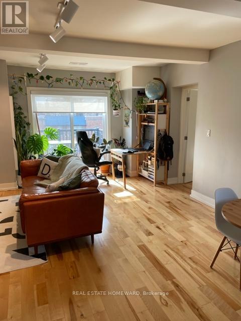 Photo - 2174 Queen St E