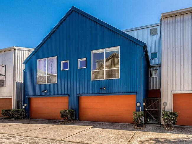 Charming, modern, 3 Bedroom Townhome in Ho... - Charming, modern, 3 Bedroom Townhome in Ho...
