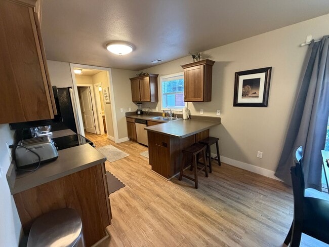 Photo - 908 Midway Ln