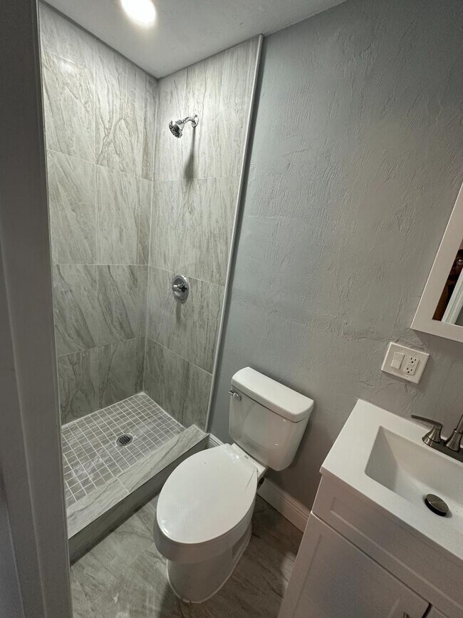 Photo - 727 Essex Rd