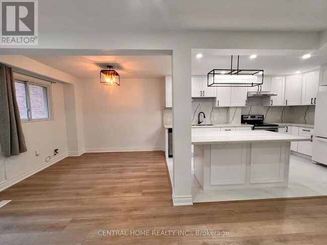 Photo - 121 L'Amoreaux Dr