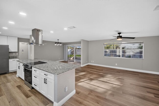 Photo - 791 Lindenwood Cir E