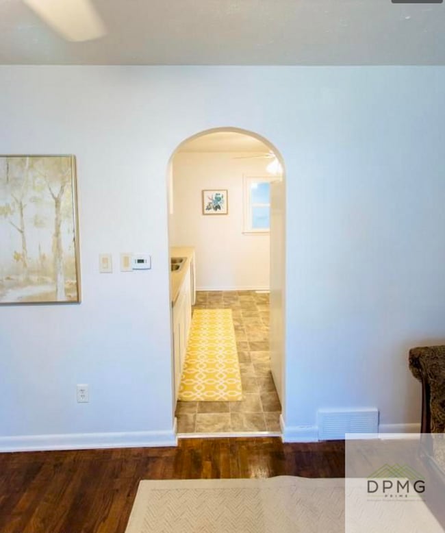 Photo - 621 W Hodge Ave