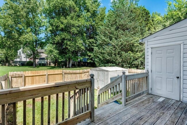 Photo - Live Comfortably in Williamsburg! Spacious...