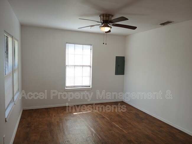 1112 E Van Week St