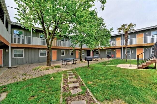 Photo - 2401 Manor Rd Unit 102