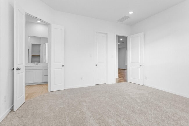 Building Photo - 29323 Meadowcreek Hl Dr