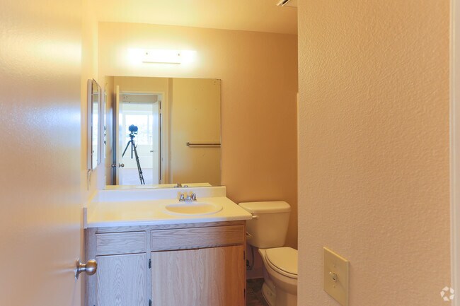 2BR, 1BA - 776 SF