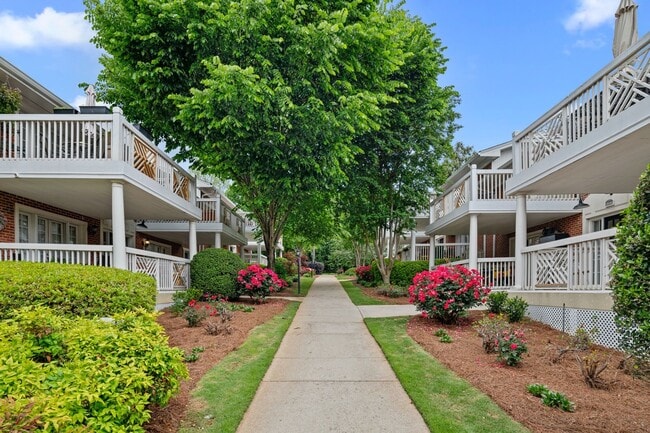 Photo - Beautiful 2bd/1ba Condo in VA Highlands w/ Balcony and Pool!!