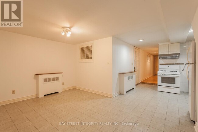 Photo - 261 Markham St