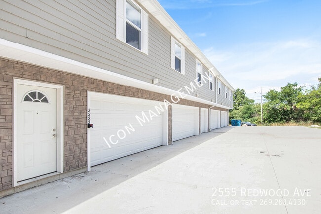 Photo - 2555 Redwood Ave