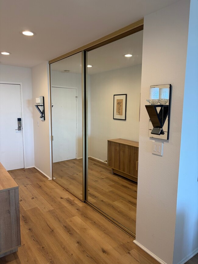 Entrada con gran armario empotrado. - 8530 Holloway Dr Unidad 426