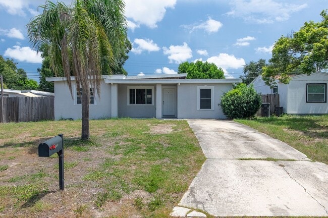 Building Photo - Charming & Rare 4-Bedroom Home in Saint Petersburg!